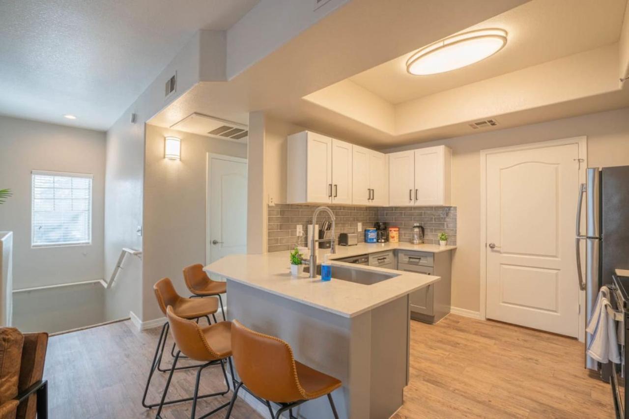 Апартаменти Posh 2Bd - Midtown - Gym, Pool, W-D, Parking - Sleeps 8 Фінікс Екстер'єр фото